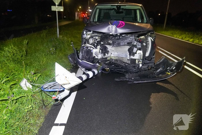 Bestelauto rijdt verkeerslicht uit de grond