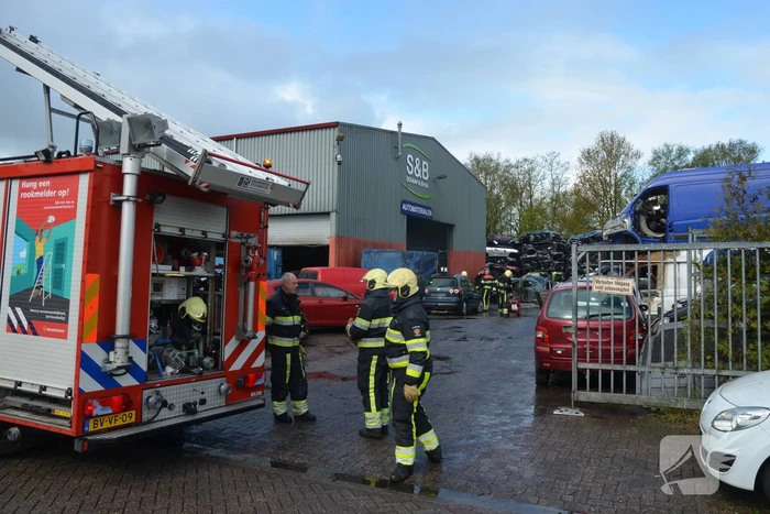 Auto vat vlam in loods van bedrijf