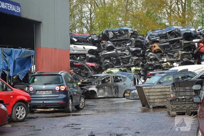 Auto vat vlam in loods van bedrijf