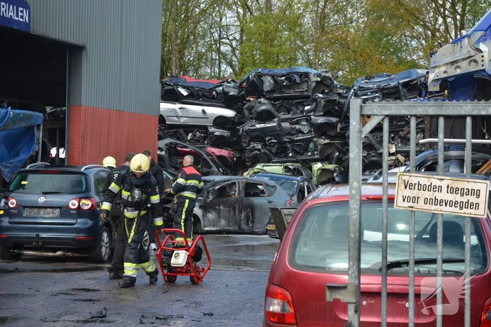 Auto vat vlam in loods van bedrijf