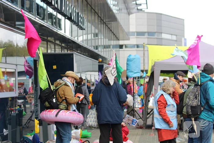 Demonstratie van Extinction Rebellion bij vliegveld
