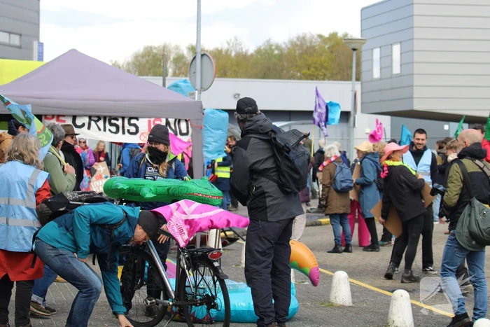 Demonstratie van Extinction Rebellion bij vliegveld