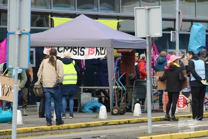 Demonstratie van Extinction Rebellion bij vliegveld