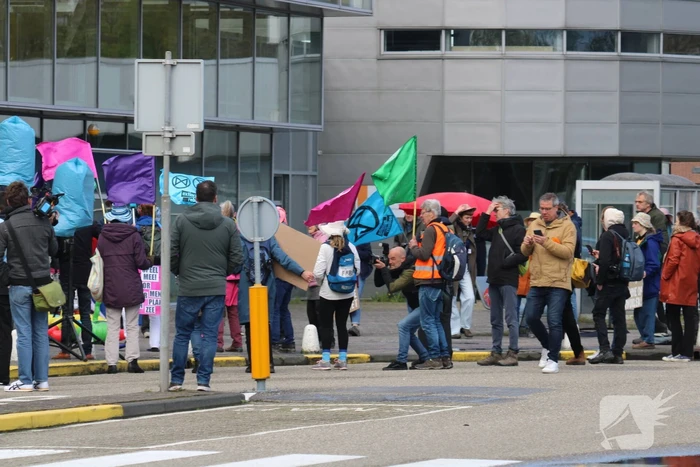 Demonstratie van Extinction Rebellion bij vliegveld