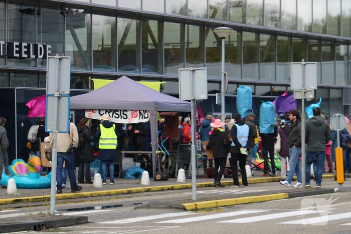 Demonstratie van Extinction Rebellion bij vliegveld