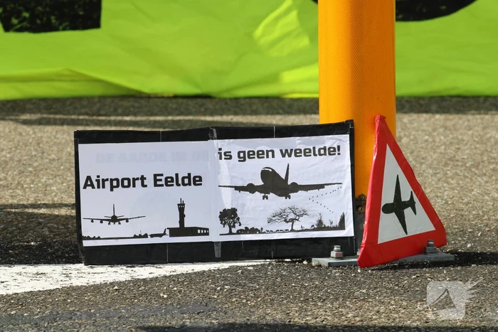 Demonstratie van Extinction Rebellion bij vliegveld