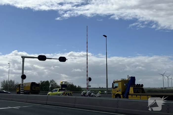 Vrachtwagen botst achterop personenauto