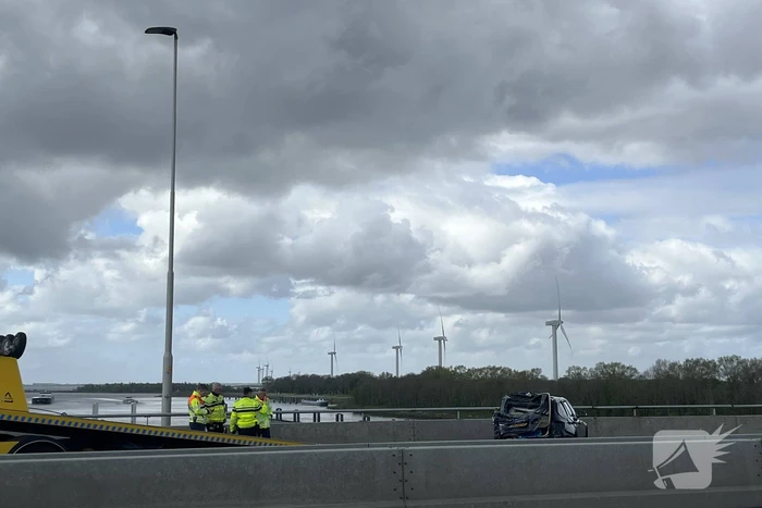 Vrachtwagen botst achterop personenauto