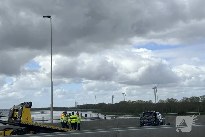 Vrachtwagen botst achterop personenauto