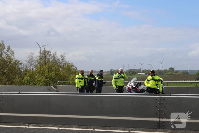 Vrachtwagen botst achterop personenauto