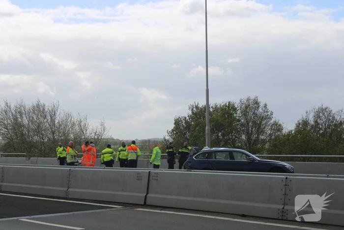 Vrachtwagen botst achterop personenauto
