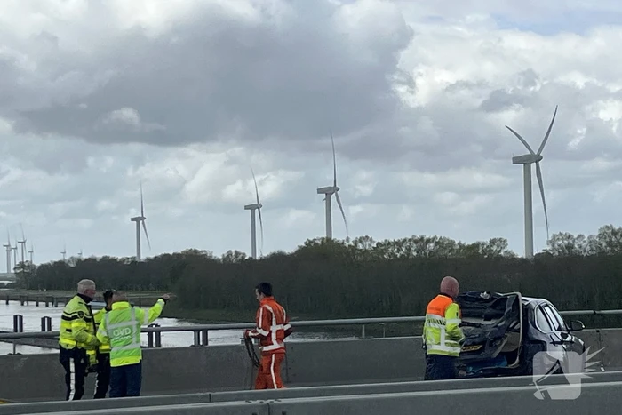 Vrachtwagen botst achterop personenauto