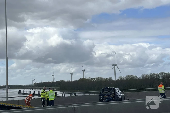 Vrachtwagen botst achterop personenauto