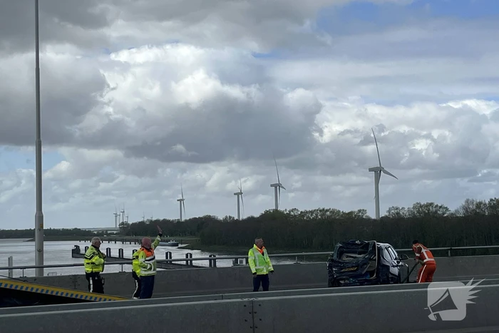 Vrachtwagen botst achterop personenauto