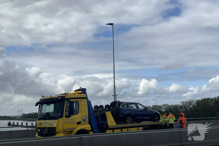 Vrachtwagen botst achterop personenauto