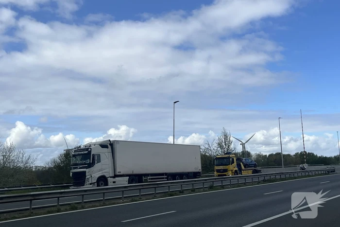 Vrachtwagen botst achterop personenauto