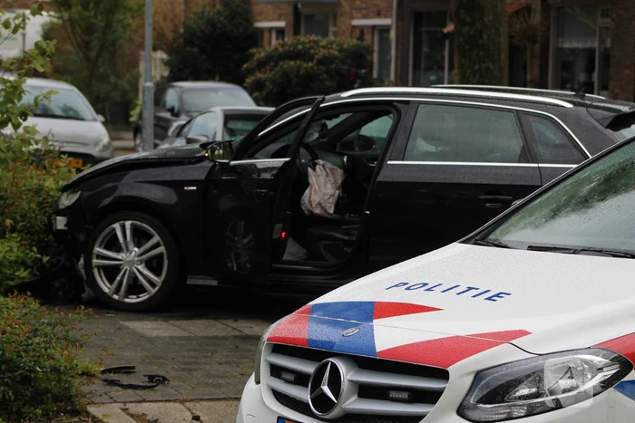 Forse schade na frontale botsing tussen auto's