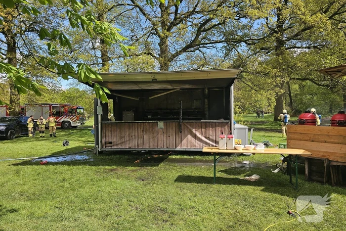 Frietkraam op evenement terrein zwart geblakerd na brand