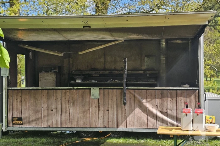 Frietkraam op evenement terrein zwart geblakerd na brand
