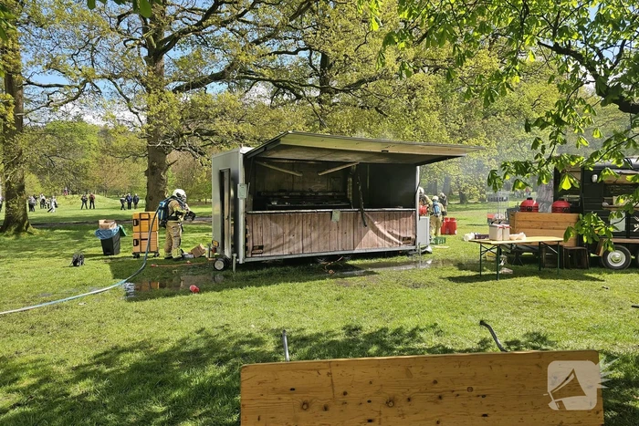 Frietkraam op evenement terrein zwart geblakerd na brand