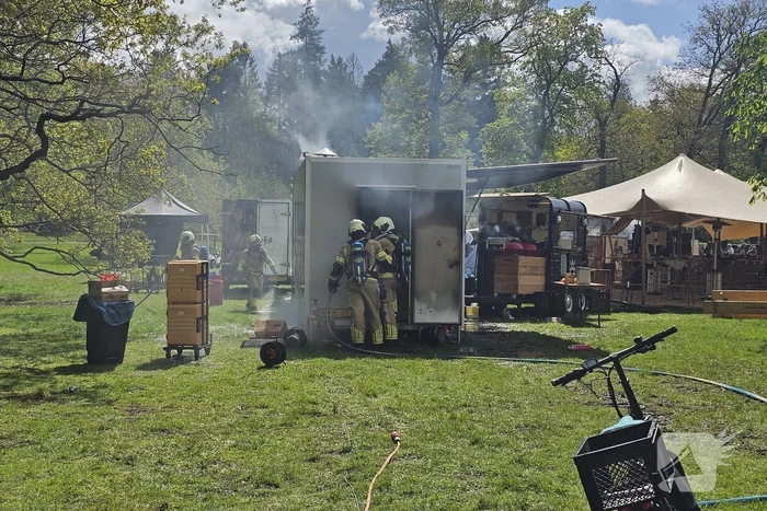 Frietkraam op evenement terrein zwart geblakerd na brand