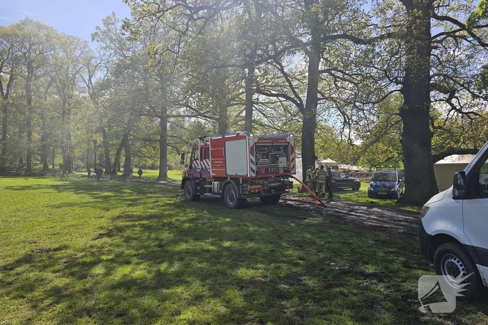 Frietkraam op evenement terrein zwart geblakerd na brand