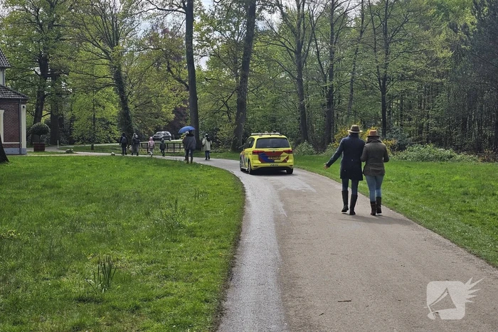 Frietkraam op evenement terrein zwart geblakerd na brand