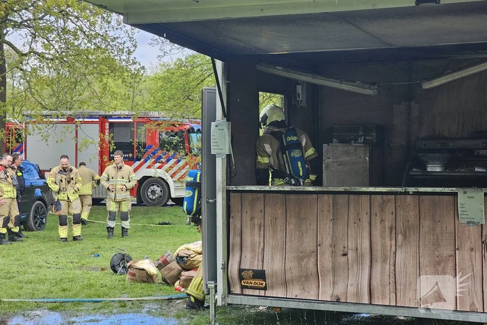 Frietkraam op evenement terrein zwart geblakerd na brand