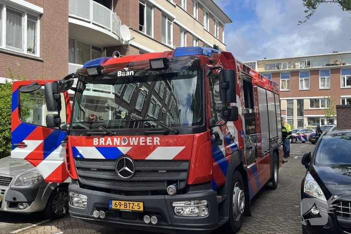 Brandweer haalt persoon uit brandende woning