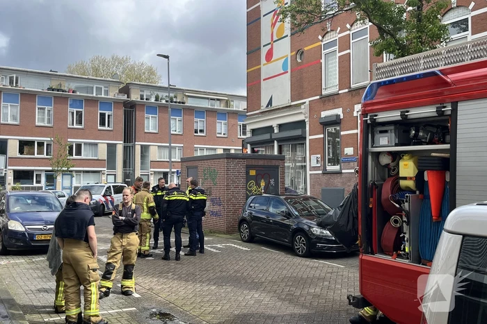 Brandweer haalt persoon uit brandende woning