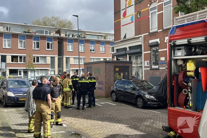 Brandweer haalt persoon uit brandende woning