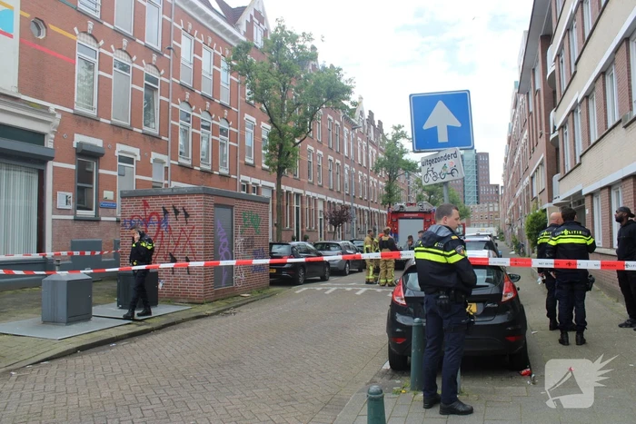 Brandweer haalt persoon uit brandende woning