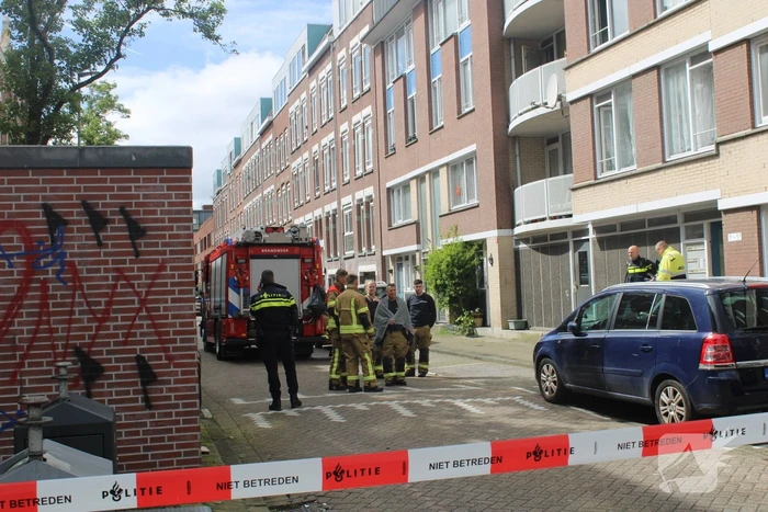 Brandweer haalt persoon uit brandende woning
