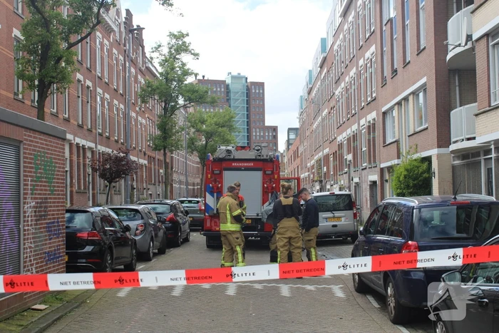 Brandweer haalt persoon uit brandende woning