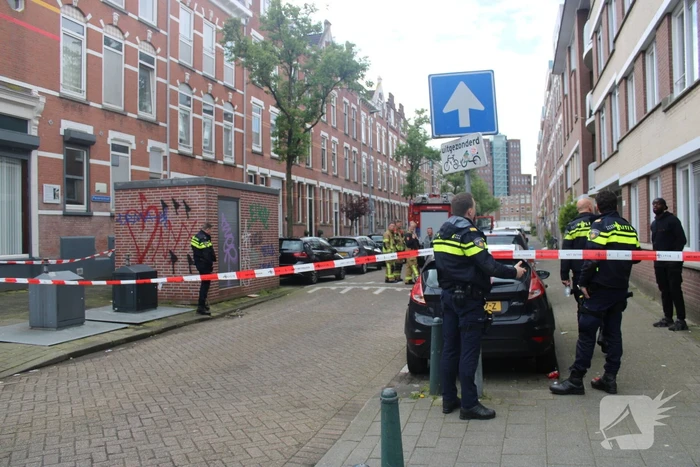 Brandweer haalt persoon uit brandende woning