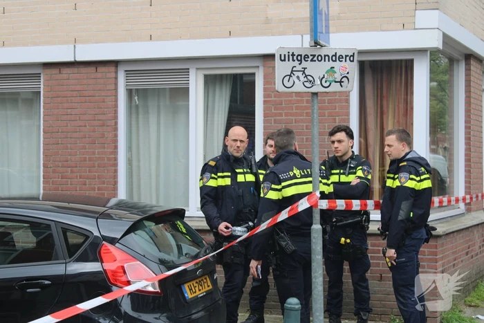 Brandweer haalt persoon uit brandende woning