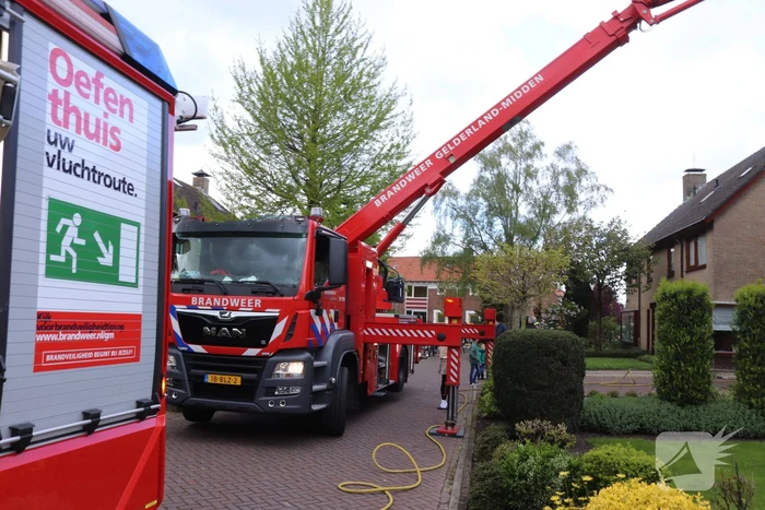 Vlammen slaan uit schoorsteen