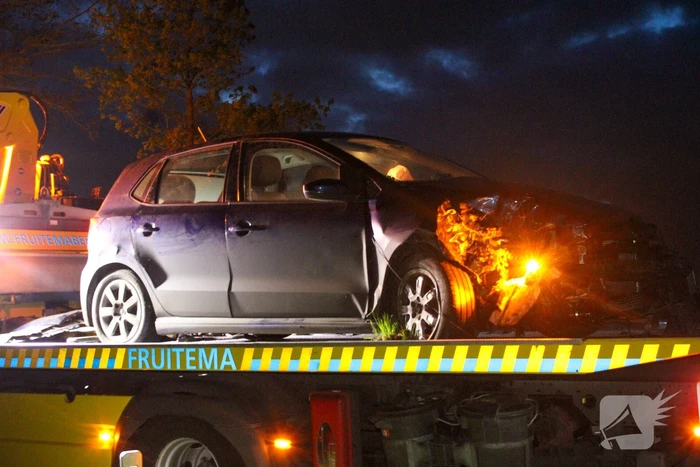 Auto belandt op op zijn kant op provinciale weg