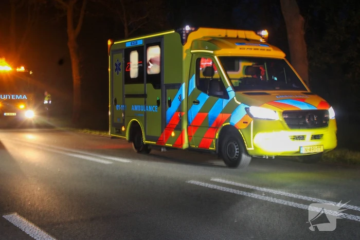 Auto belandt op op zijn kant op provinciale weg