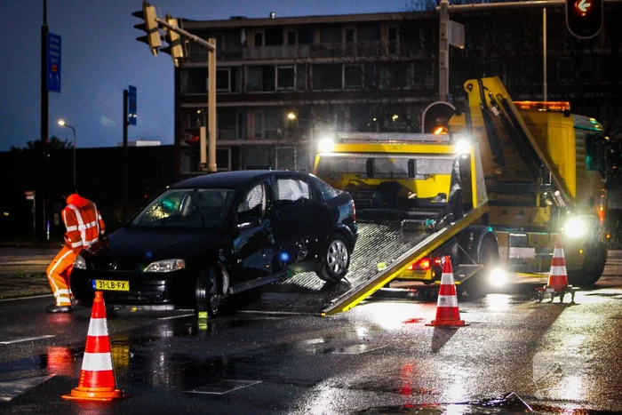 Flinke schade na botsing tegen lantaarnpaal