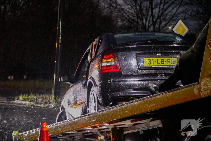 Flinke schade na botsing tegen lantaarnpaal