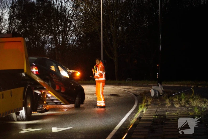 Flinke schade na botsing tegen lantaarnpaal