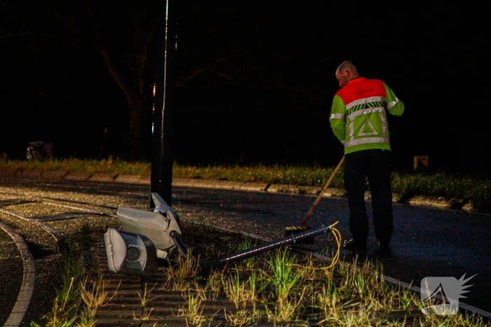 Flinke schade na botsing tegen lantaarnpaal