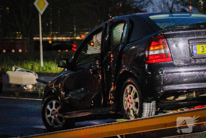 Flinke schade na botsing tegen lantaarnpaal