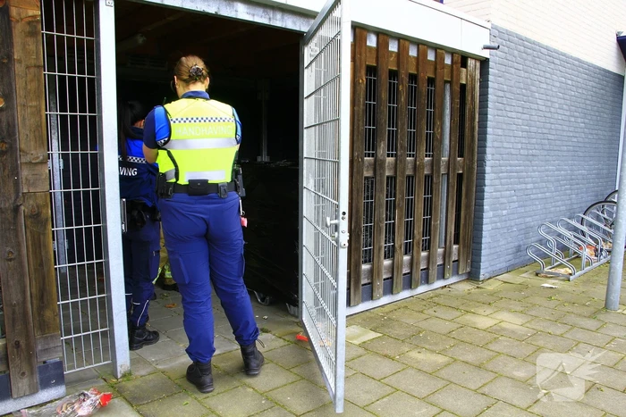 Brandweer verricht metingen in fietsenhok