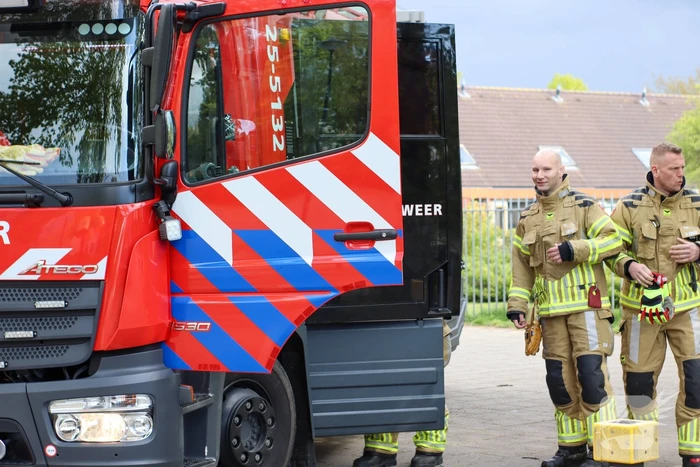 Brandweer blust brandende boom