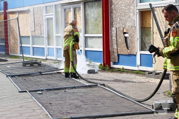 Brandweer blust brandende boom