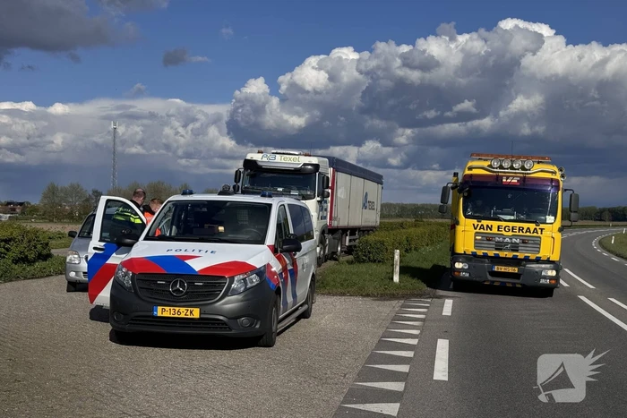 Vrachtwagenchauffeur rijdt automobilist aan