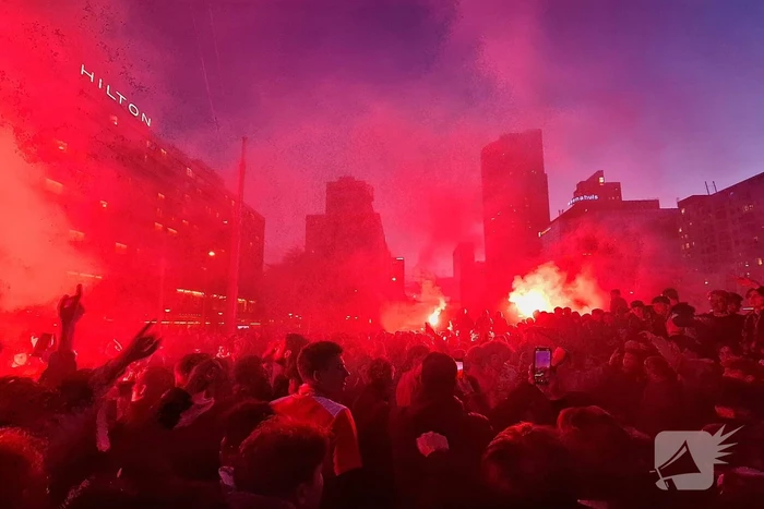 Feyenoord fans vieren feest bij fontein na winnen bekerfinale