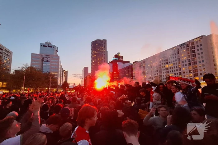 Feyenoord fans vieren feest bij fontein na winnen bekerfinale